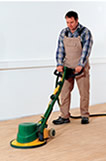 Das Abschleifen von Holzb&ouml;den beim Feinschliff 