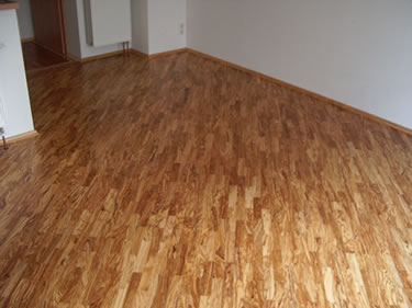 Lamparkett aus Olive in diagonalem Verband